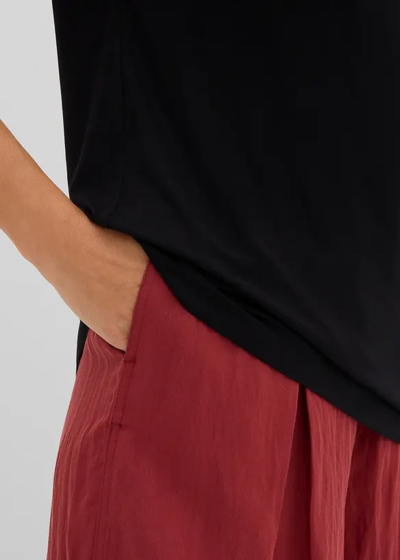 Topp med h&aring;lbroderi p&aring; axlarna, bonprix