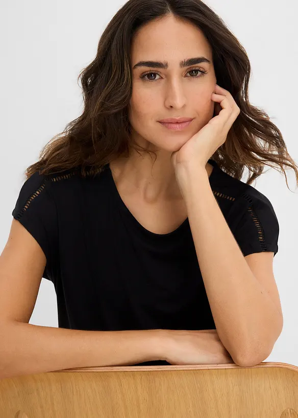 Topp med h&aring;lbroderi p&aring; axlarna, bonprix