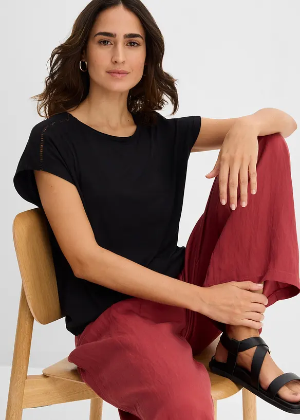 Topp med h&aring;lbroderi p&aring; axlarna, bonprix