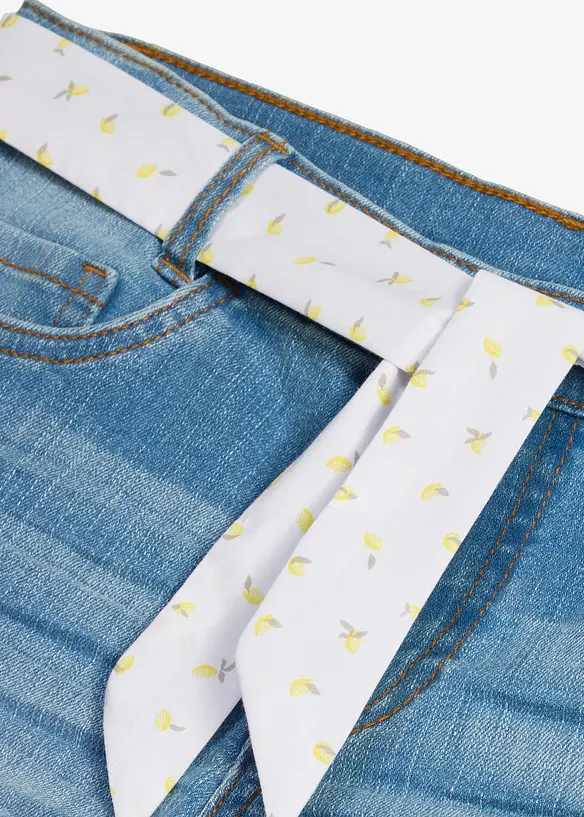 Stretchiga jeansshorts med sk&auml;rp, bonprix