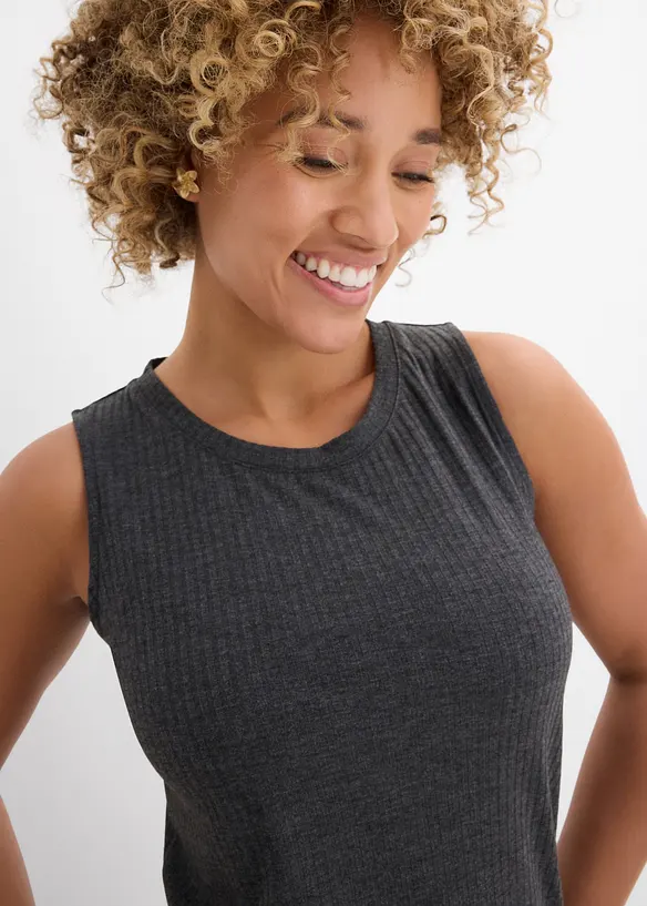 Ribbad kl&auml;nning av viskosmix med sidslitsar, bonprix