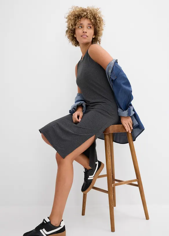 Ribbad kl&auml;nning av viskosmix med sidslitsar, bonprix