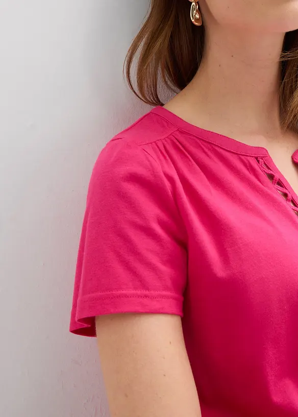 Topp med snygg halsringning, bonprix