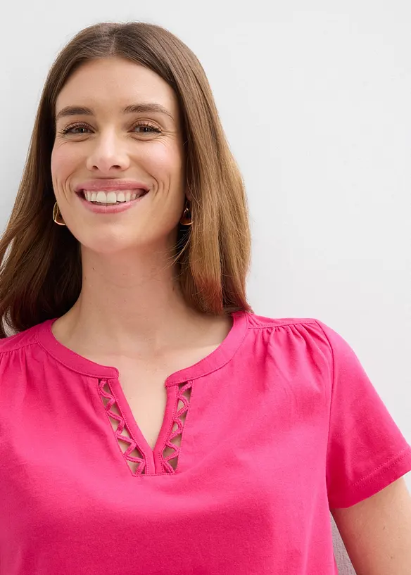 Topp med snygg halsringning, bonprix