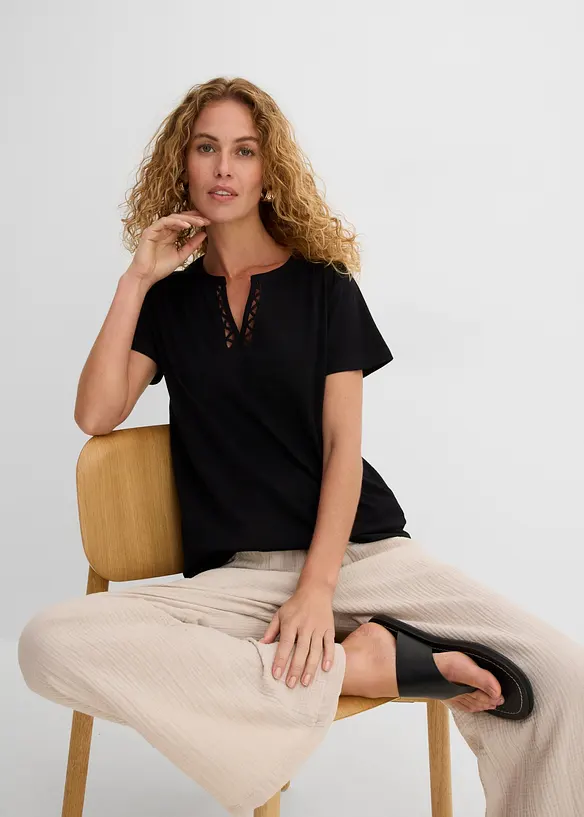 Topp med snygg halsringning, bonprix