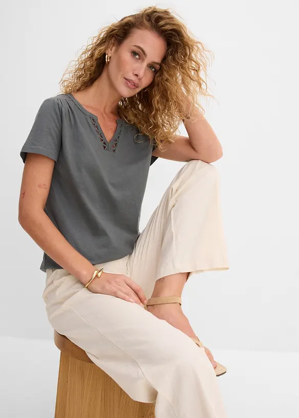 Topp med snygg halsringning, bonprix