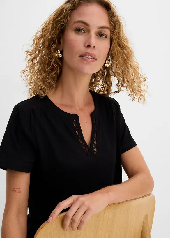 Topp med snygg halsringning, bonprix