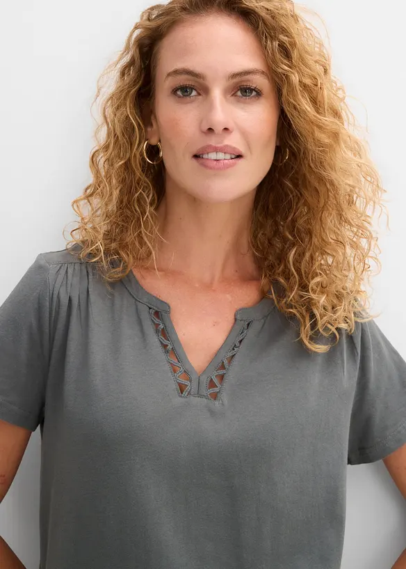 Topp med snygg halsringning, bonprix