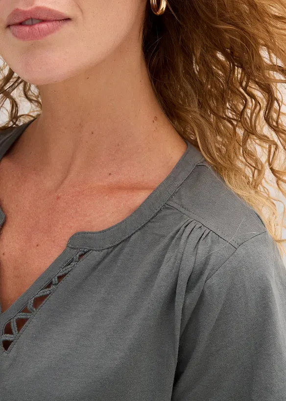 Topp med snygg halsringning, bonprix