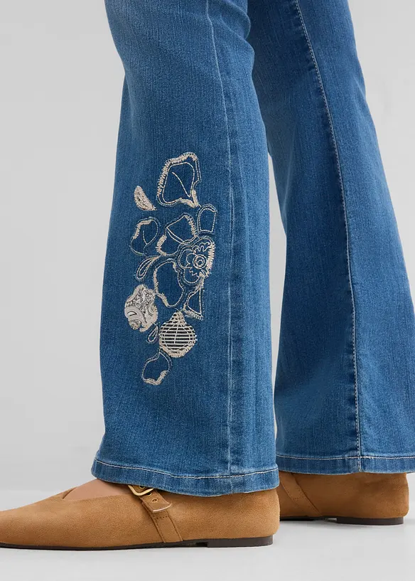Vida jeans med blombroderi, bonprix