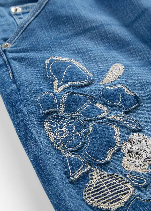 Vida jeans med blombroderi, bonprix