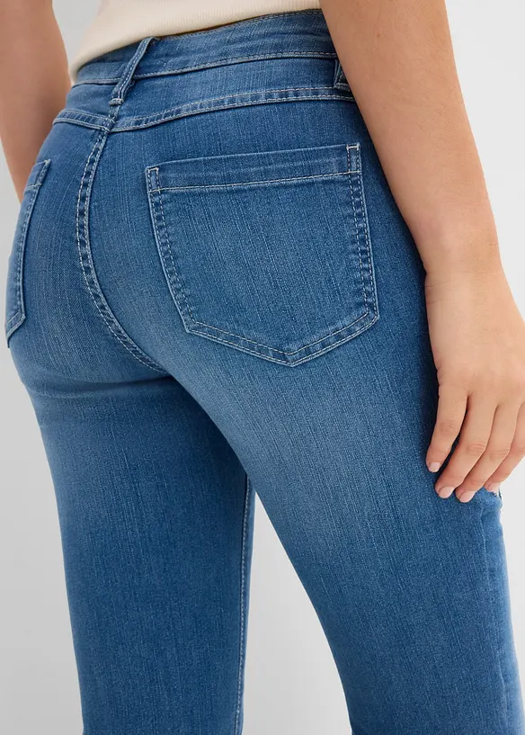 Vida jeans med blombroderi, bonprix
