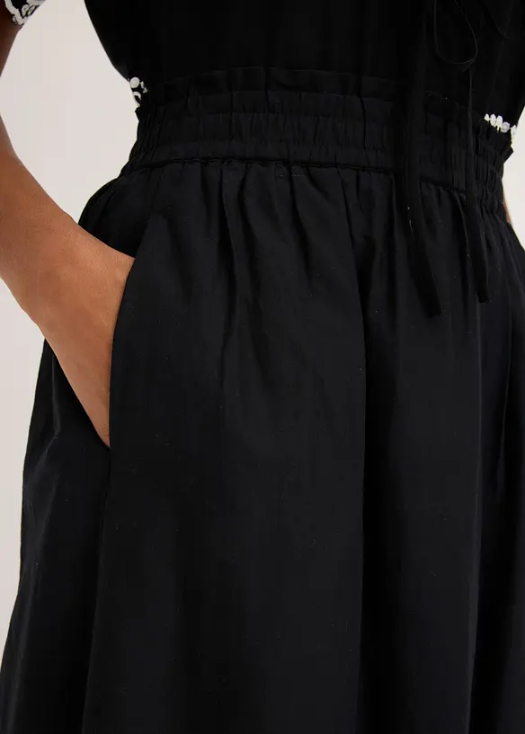 Mellanl&aring;ng kjol i bomull med h&aring;lbroderi, bonprix