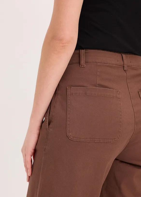 Shorts av elastisk twill, med vida ben, bonprix