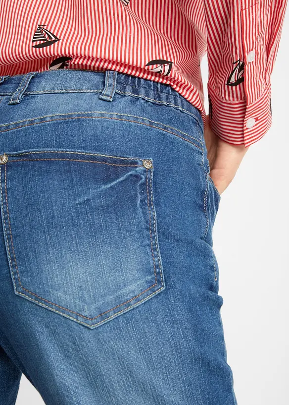 Stretchiga jeansbermudas med uppvikta benslut, bonprix