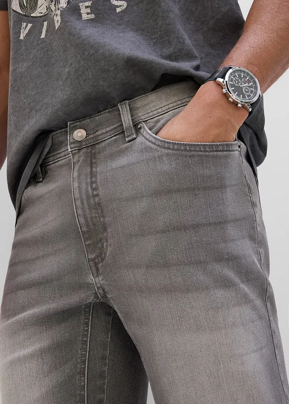 Stretchiga jeansshorts med f&ouml;rst&auml;rkt gren, Regular Fit, bonprix