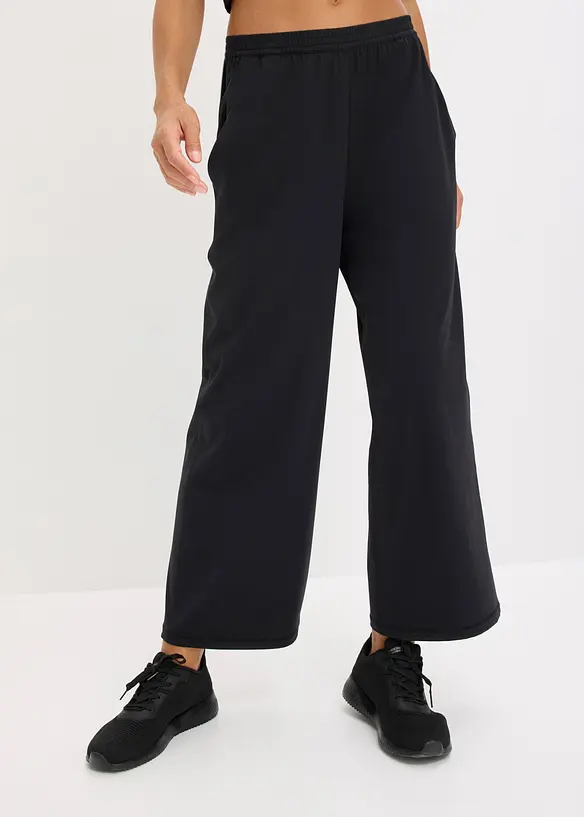 Bekv&auml;m sportbyxa i caprimodell med vida ben, bonprix