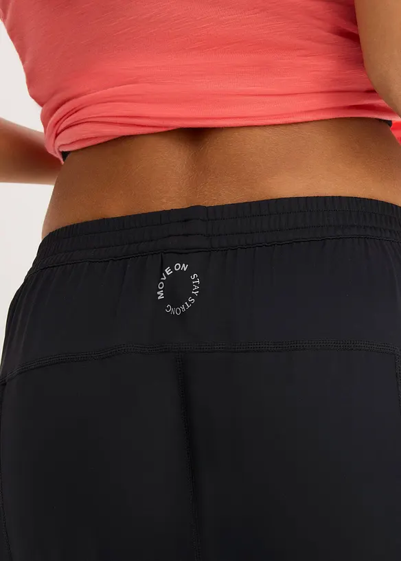 Bekv&auml;m sportbyxa i caprimodell med vida ben, bonprix