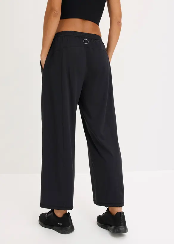 Bekv&auml;m sportbyxa i caprimodell med vida ben, bonprix