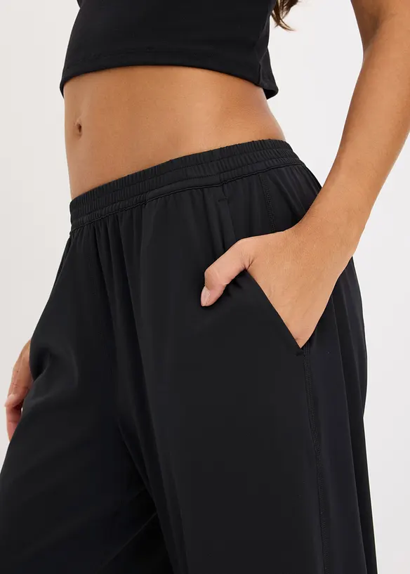 Bekv&auml;m sportbyxa i caprimodell med vida ben, bonprix