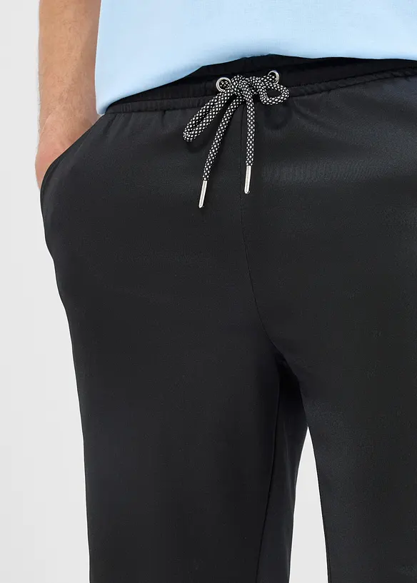 Sportshorts i snabbtorkande material, bonprix