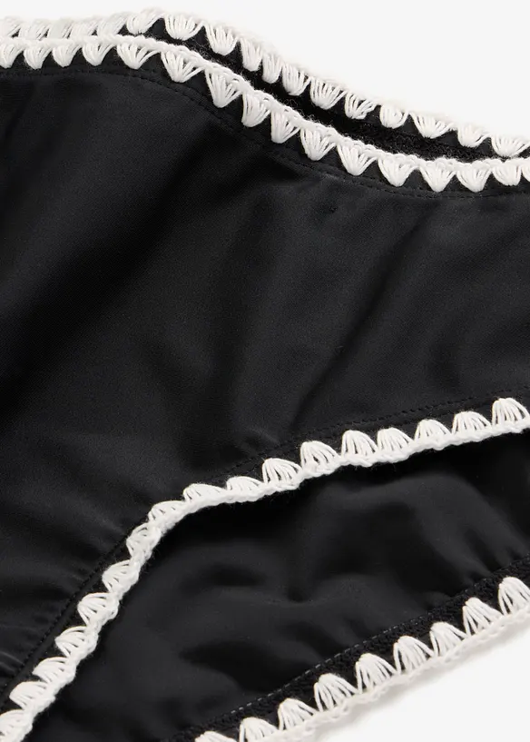 Bikinibyxa med broderi, bonprix