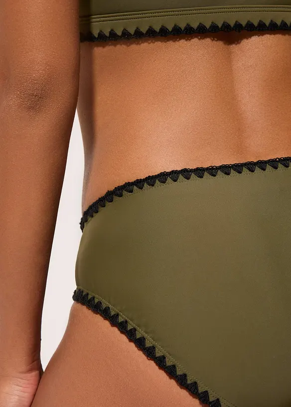 Bikinibyxa med broderi, bonprix