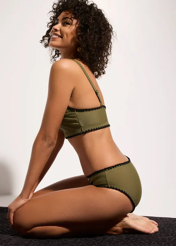 Bikinibyxa med broderi, bonprix