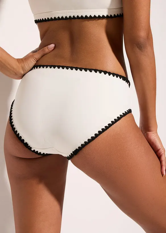 Bikinibyxa med broderi, bonprix