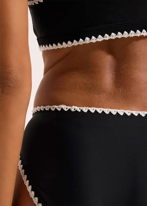 Bikinibyxa med broderi, bonprix