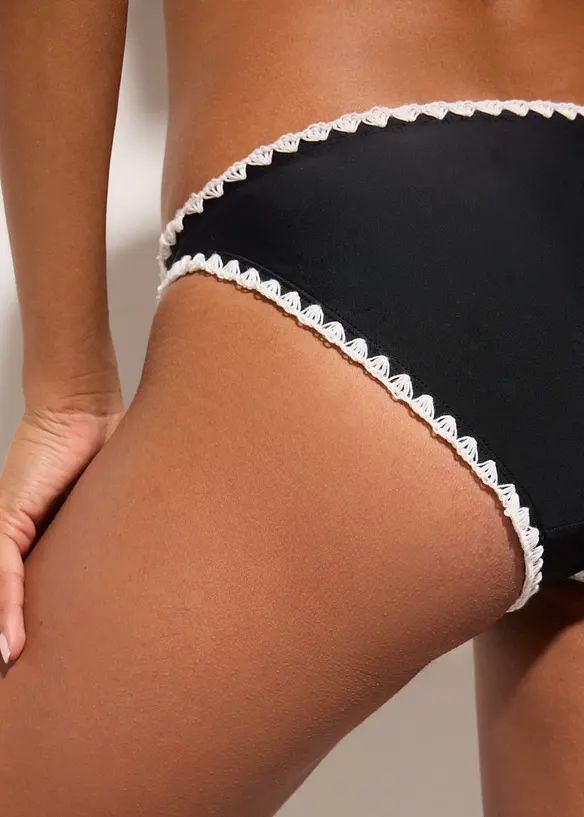 Bikinibyxa med broderi, bonprix