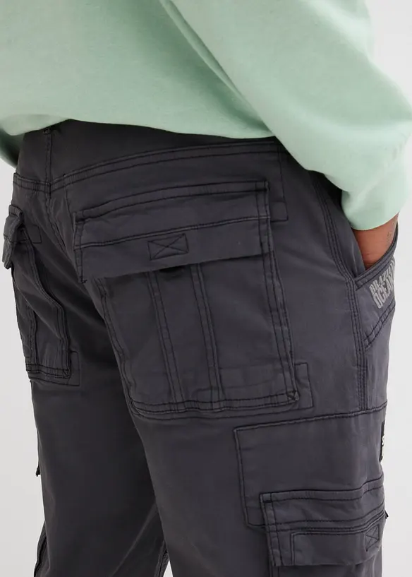 L&aring;nga shorts med stretch och cargofickor, normal passform, bonprix