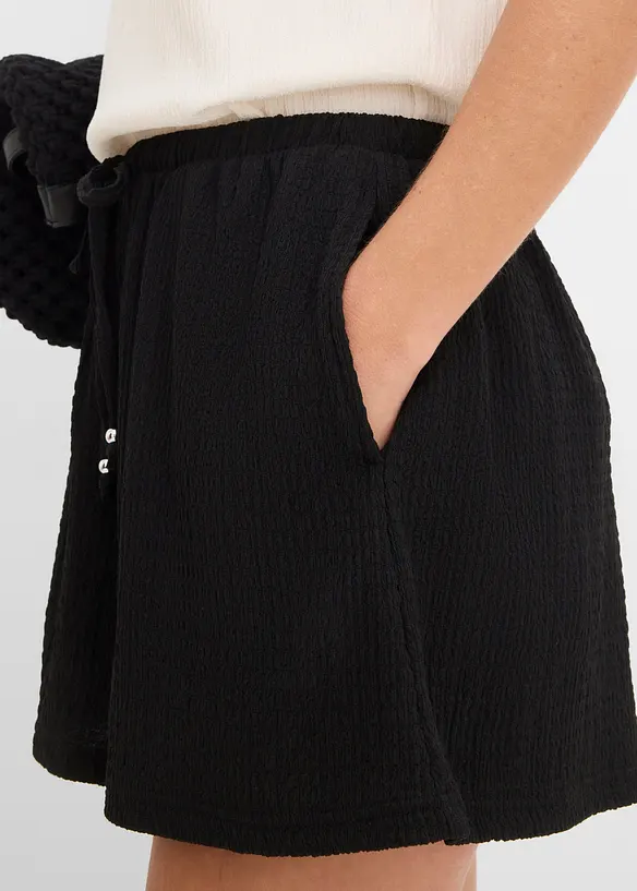 Dra p&aring;-shorts i kr&auml;ppat material med struktur, bonprix