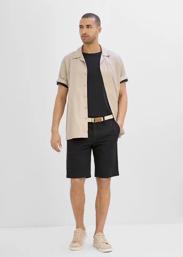 Stretchiga shorts med sk&auml;rp, normal passform, bonprix