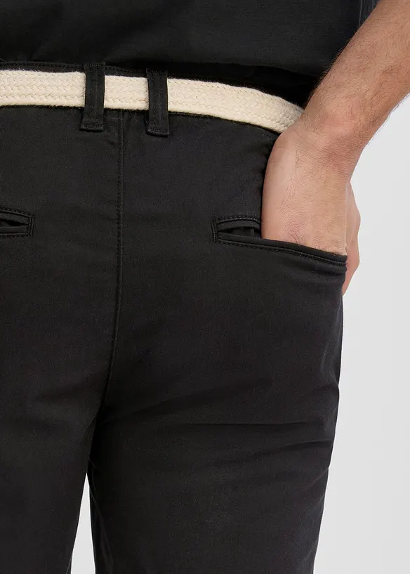 Stretchiga shorts med sk&auml;rp, normal passform, bonprix