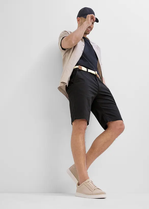 Stretchiga shorts med sk&auml;rp, normal passform, bonprix