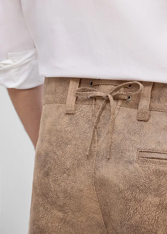 Folkdr&auml;ktsinspirerade shorts i skinnimitation, bonprix