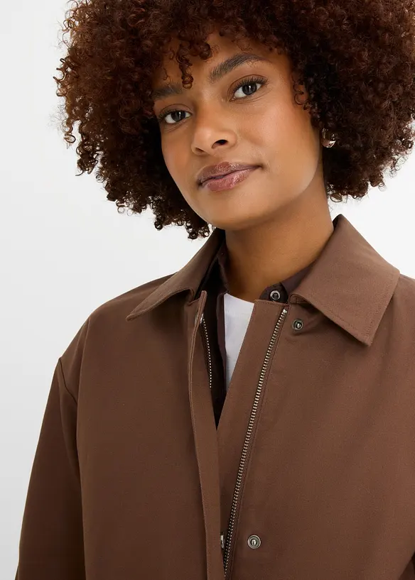 Trenchcoat i vattenavvisande material, bonprix