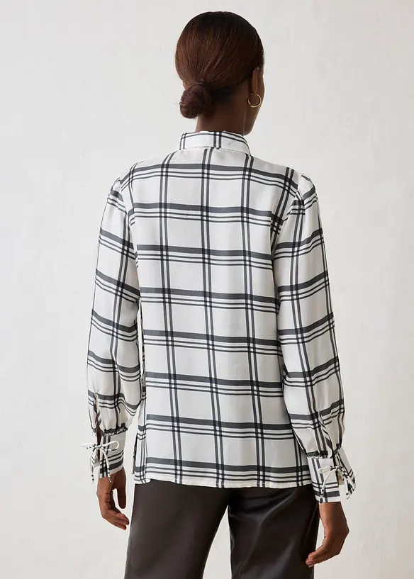 Blus i glansigt material av kupro och siden, bonprix