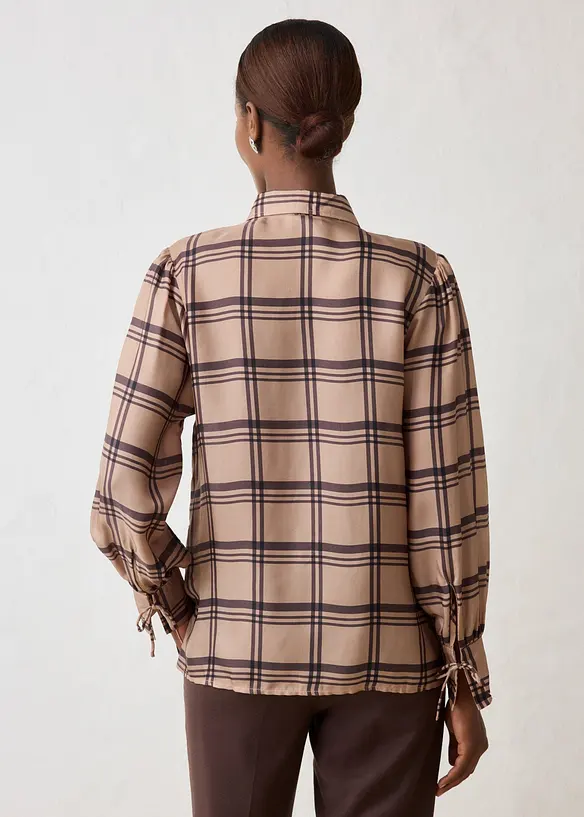 Blus i glansigt material av kupro och siden, bonprix