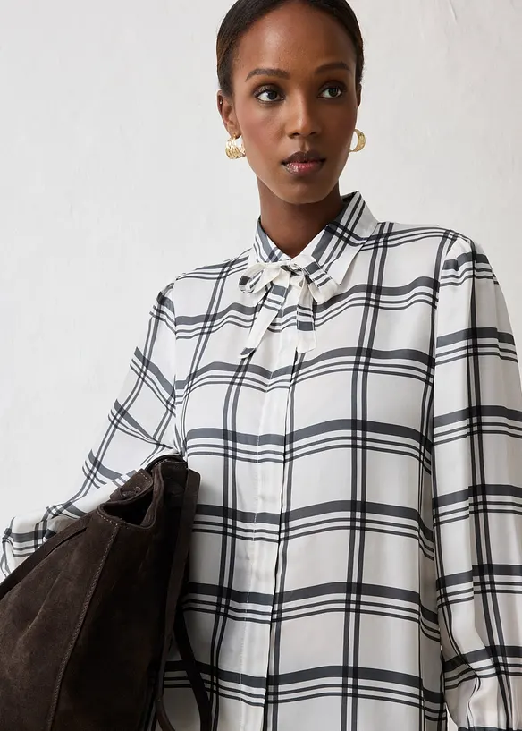 Blus i glansigt material av kupro och siden, bonprix