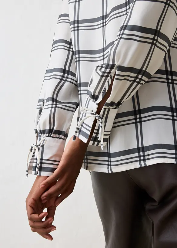 Blus i glansigt material av kupro och siden, bonprix