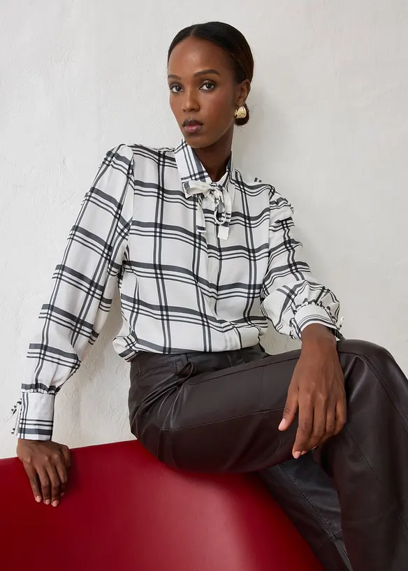 Blus i glansigt material av kupro och siden, bonprix