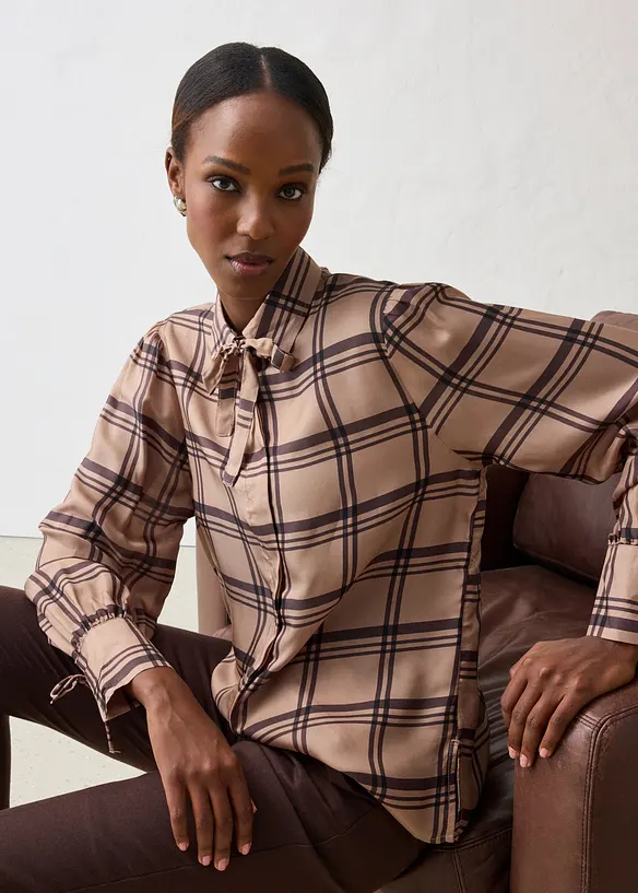 Blus i glansigt material av kupro och siden, bonprix