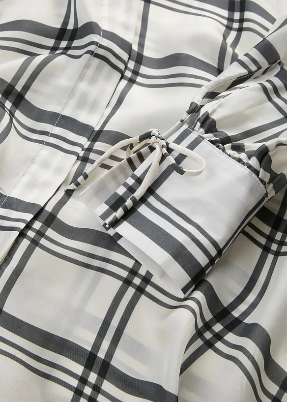 Blus i glansigt material av kupro och siden, bonprix