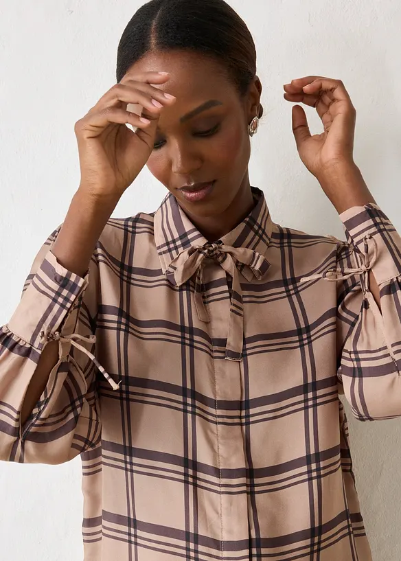 Blus i glansigt material av kupro och siden, bonprix