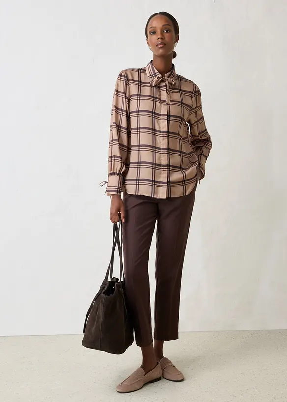 Blus i glansigt material av kupro och siden, bonprix