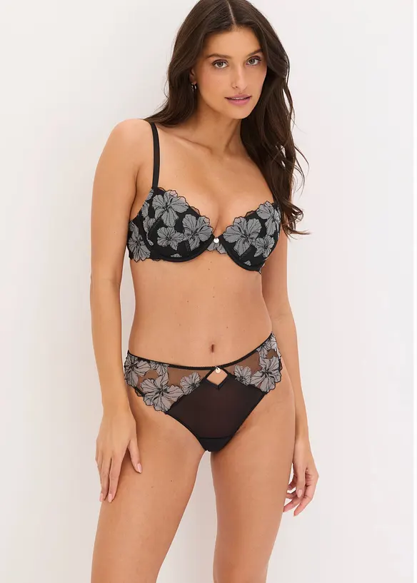 Stringtrosa med elegant broderi, bonprix