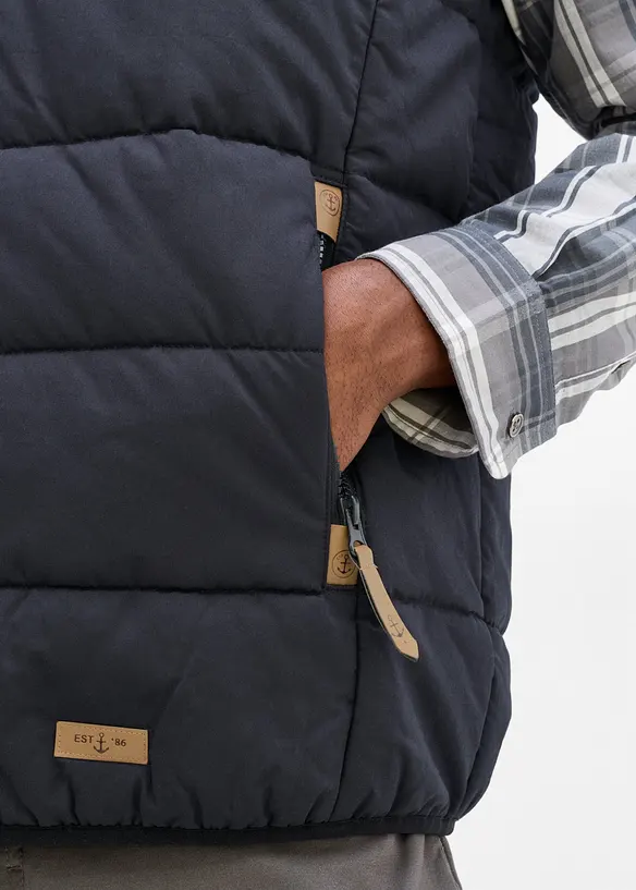 T&auml;ckv&auml;st med huva och detaljer i skinnimitation, bonprix