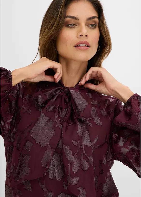 Dra p&aring;-blus med broderi, bonprix